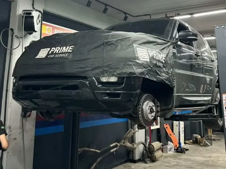 Kaputu açık Range Rover motor revizyonu temsili görseli